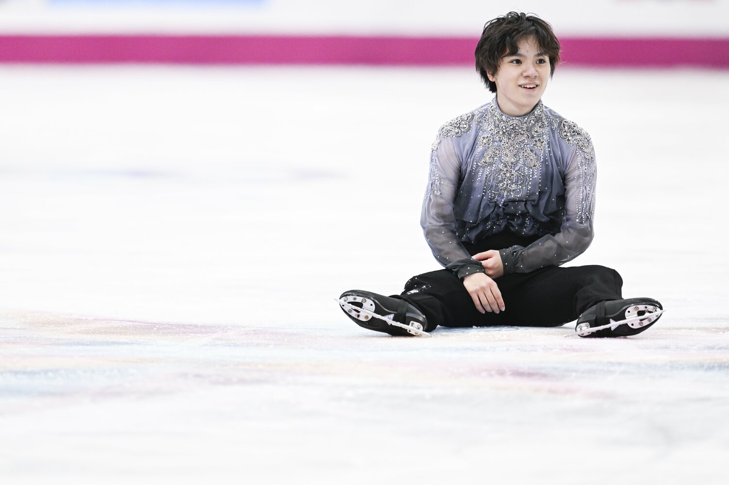 フリーの演技後、宇野は氷上に座り込んだ ©︎Asami Enomoto