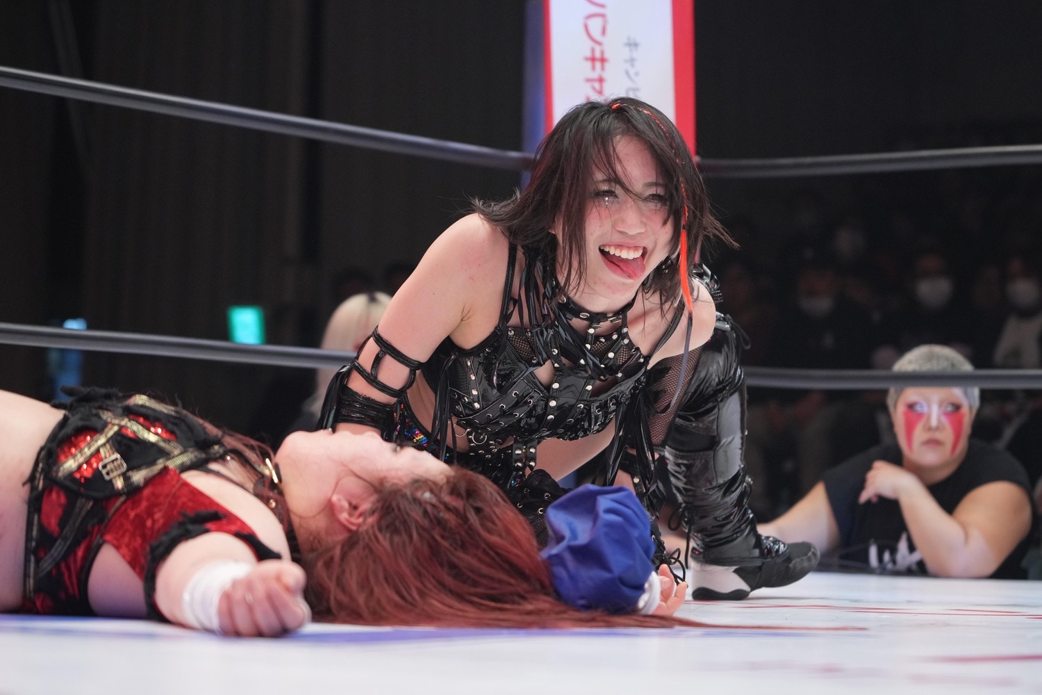 鈴季すずに勝利して、この表情を見せる上谷沙弥 ©Essei Hara