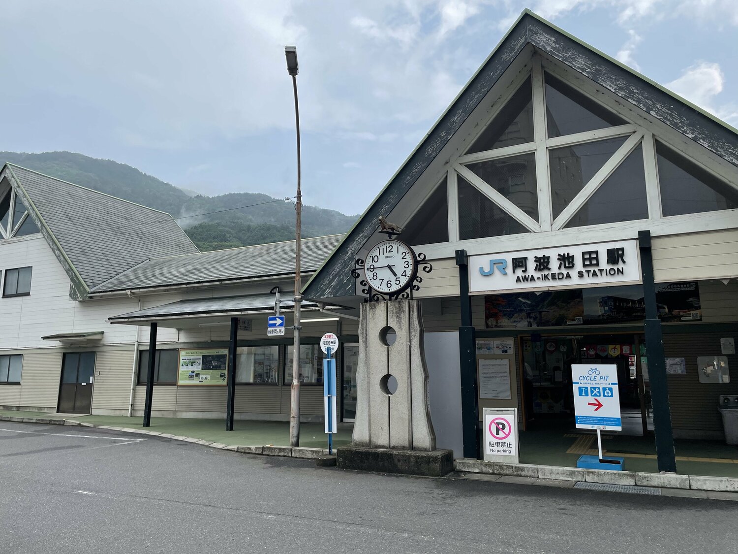 JR阿波池田駅から歩いて10分ほどの高台に池田高校はある ©NumberWeb