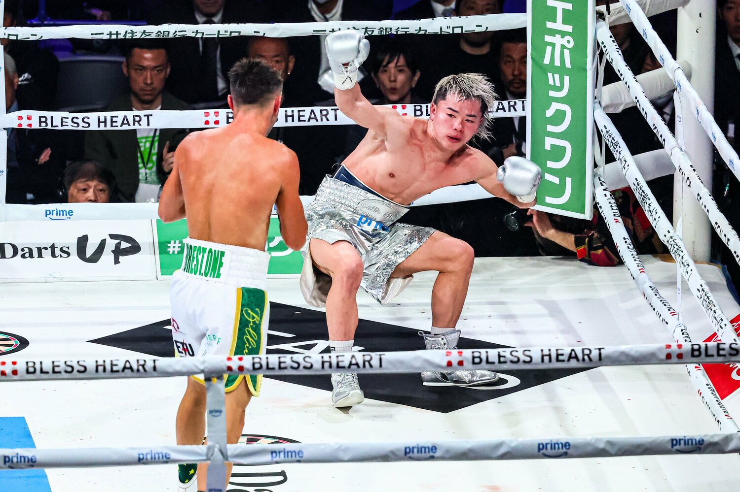ジェーソン・モロニー戦の6ラウンド、那須川天心はかろうじてダウンを回避した　©Susumu Nagao