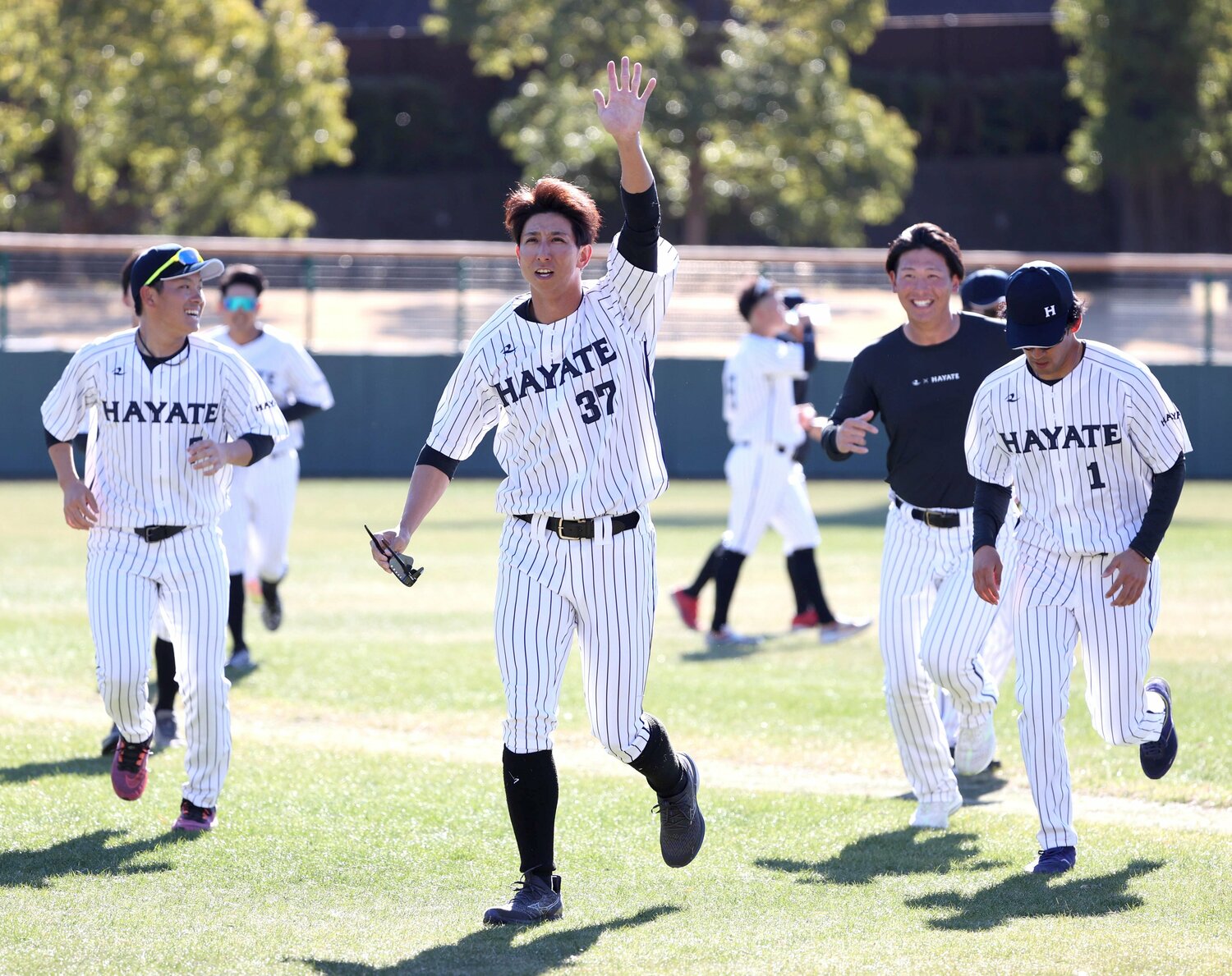 キャンプインの練習中、スタンドに手を振る福田秀平。新規参入するウエスタン・リーグでは古巣ホークスとの対戦も控える。「胸を借りるつもりです（笑）」©︎JIJI PRESS