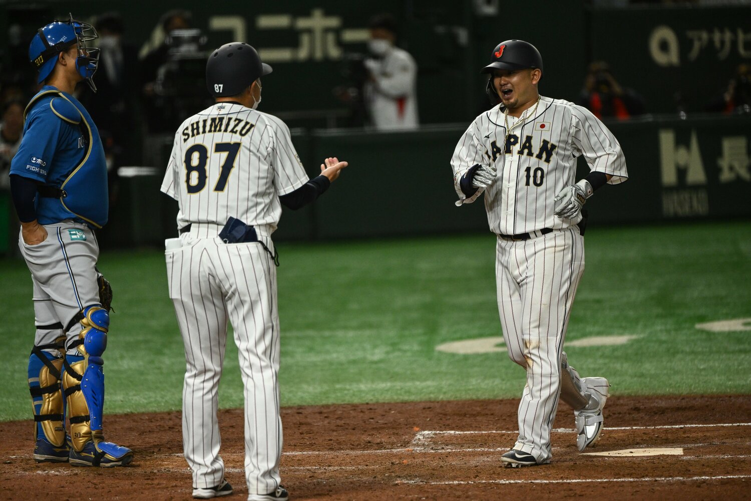 強化試合第1戦で逆転本塁打を放ちホームベースで笑顔をみせる森 ©︎Nanae Suzuki