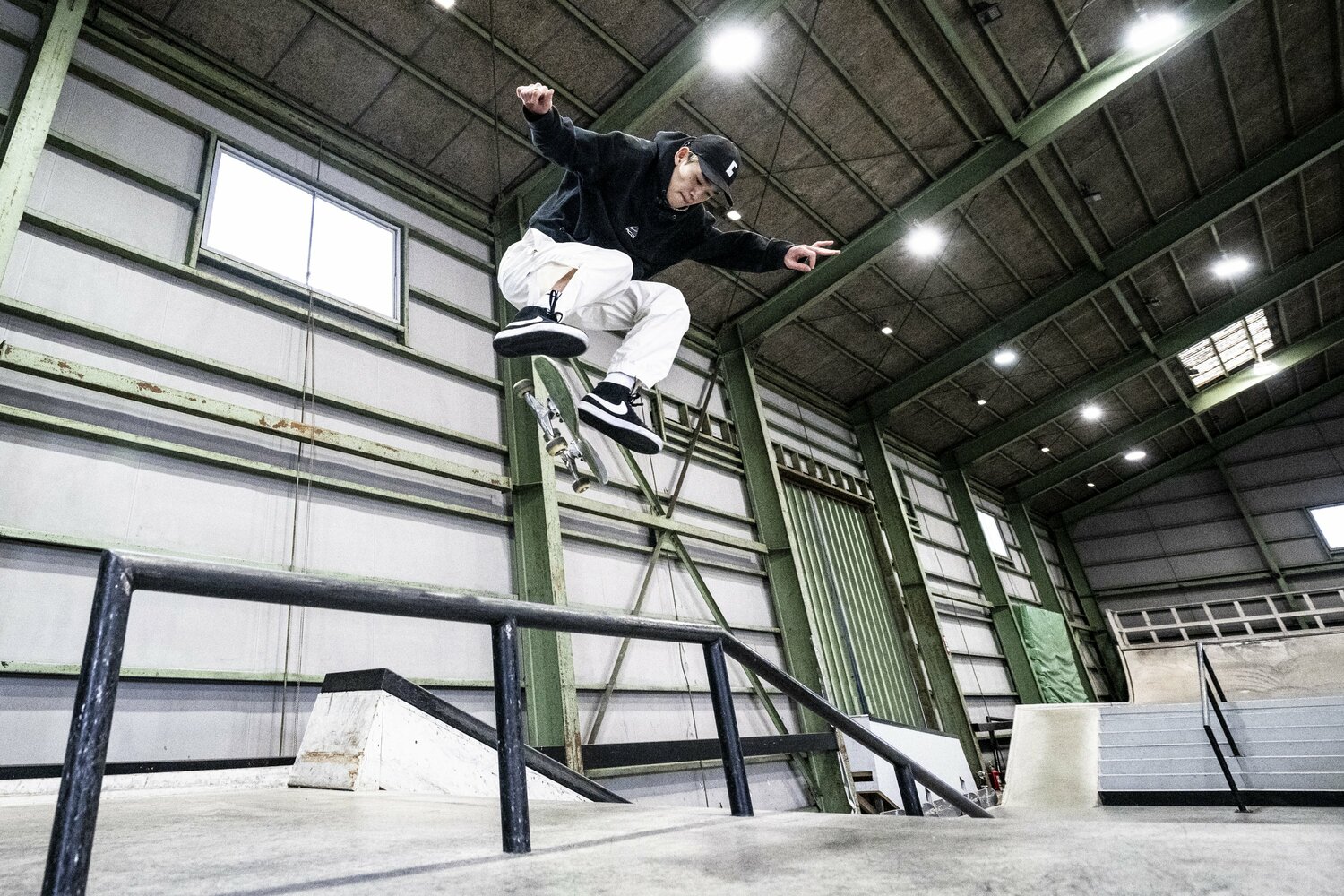 パーク内を流しながら、軽やかにレールに跳び乗る(全3枚中の3枚目) ©Asami Enomoto