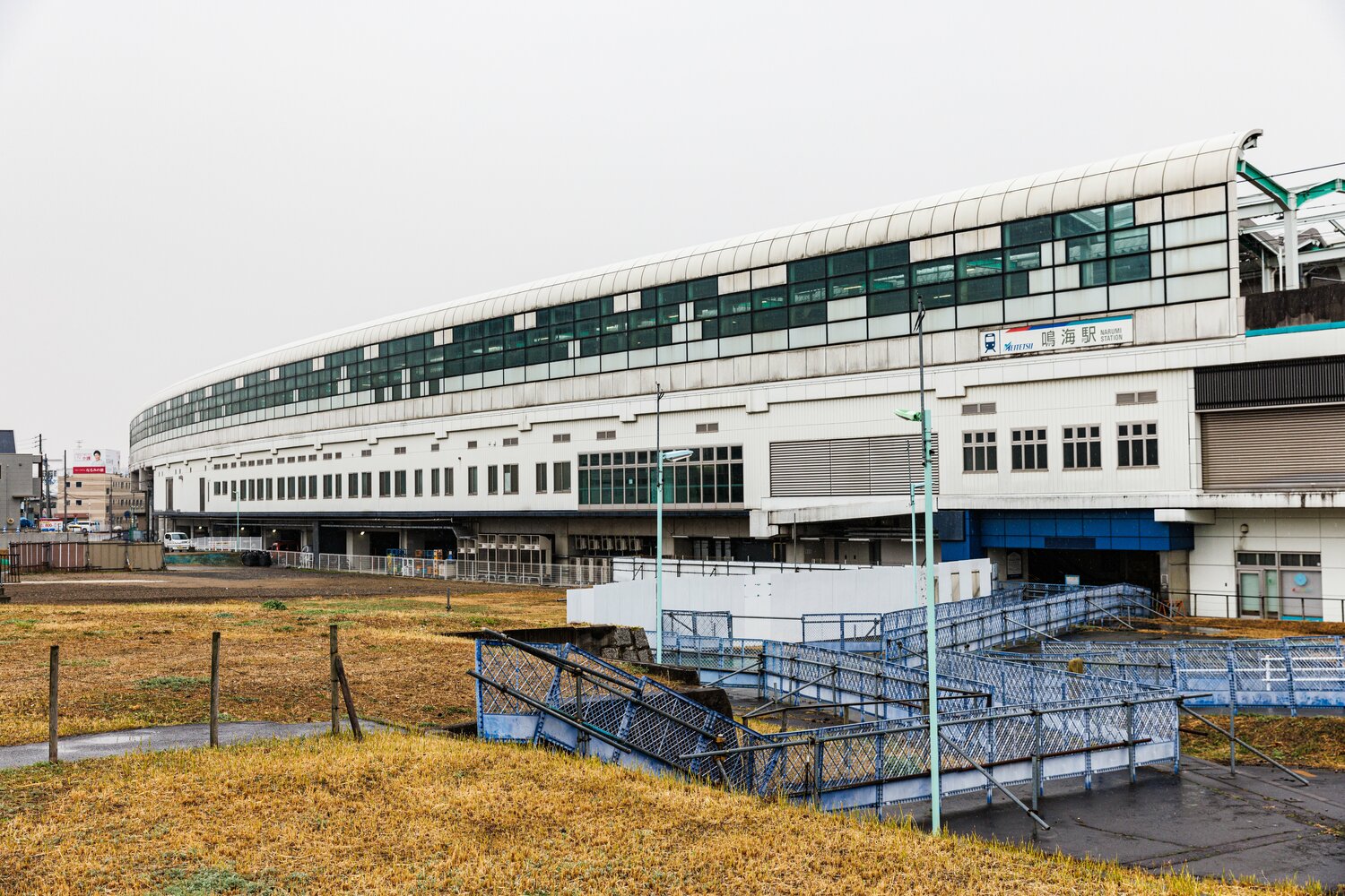 名鉄名古屋本線の鳴海駅。名古屋駅から急行で15分強。“消えた野球場”鳴海球場はここから歩いて10分ほどのところにあった