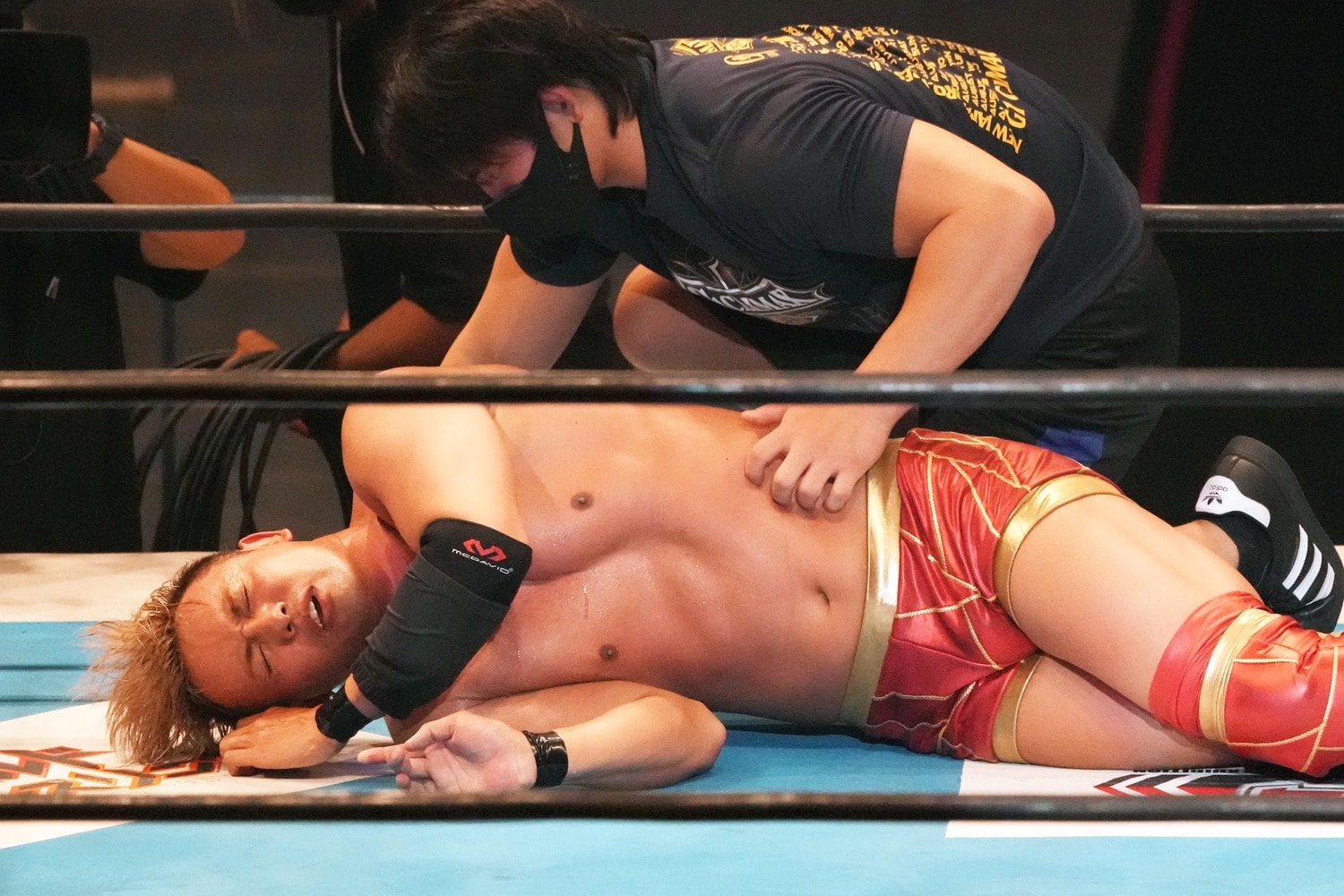 ジョナに敗れ、グロッキーな状態のオカダ・カズチカ