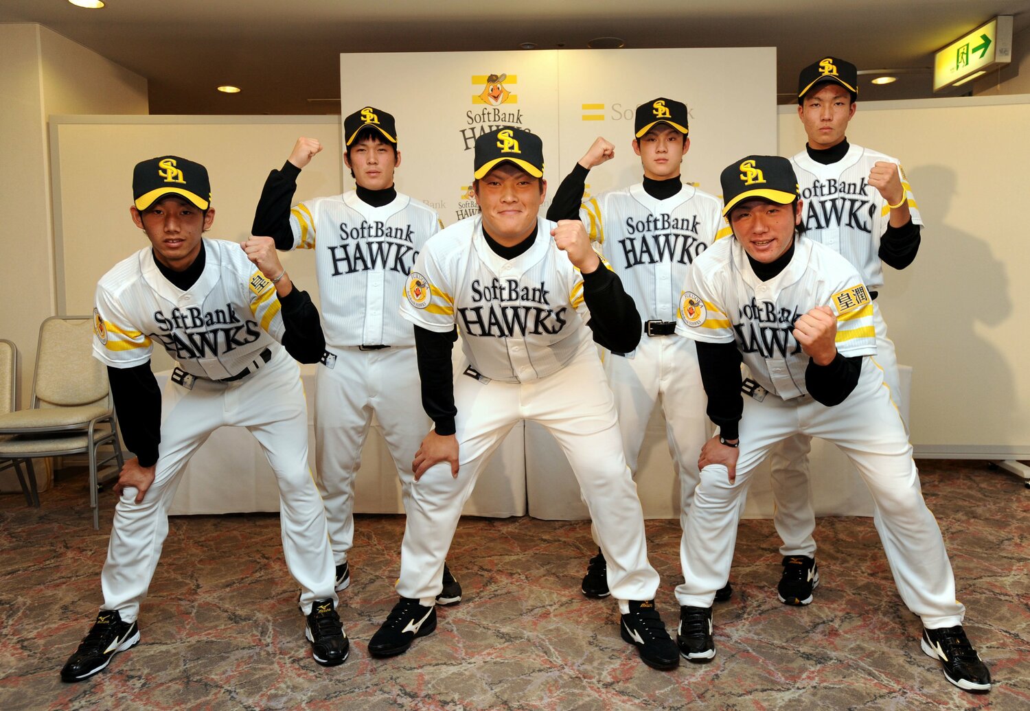 2010年ドラフトで育成指名された選手たち。後列左から甲斐拓也、牧原大成、千賀滉大。前列真ん中が中原さん ©Asahi Shimbun