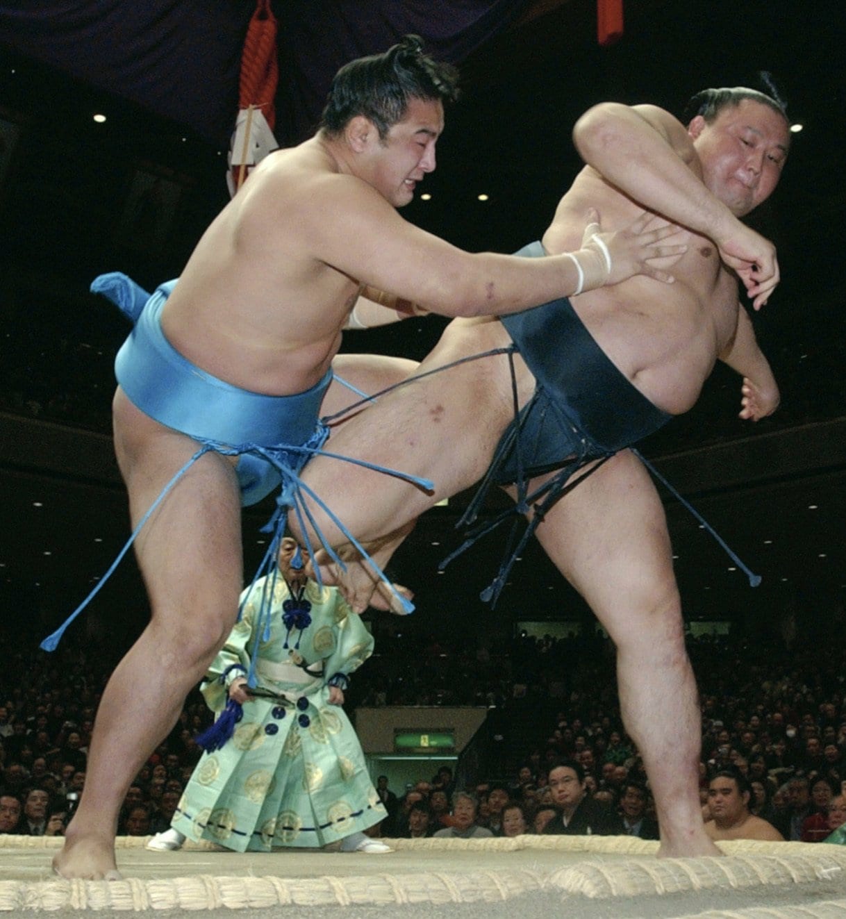 2003年初場所8日目、横綱・貴乃花への初挑戦。送り出しで破り、自身初となる金星を獲得。その翌日に貴乃花が現役引退を表明したため、貴乃花の“最後の相手”になった　©KYODO