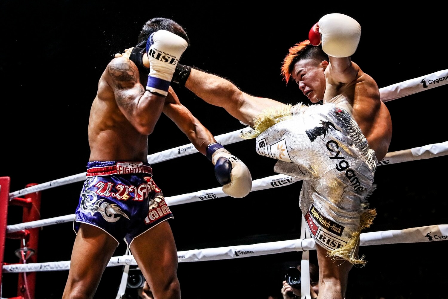 ロッタンの首筋に決まった那須川天心のハイキック　©Susumu Nagao