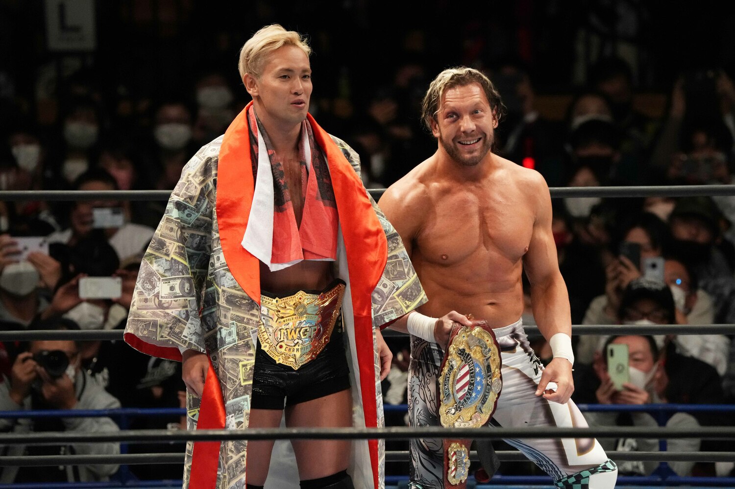 1月5日の大田区総合体育館でタッグを組んだIWGP王者のオカダ・カズチカとUS王者のケニー・オメガ（クリックすると「この記事の写真」に飛びます。流血等の過激な写真を含みますのでご注意ください）