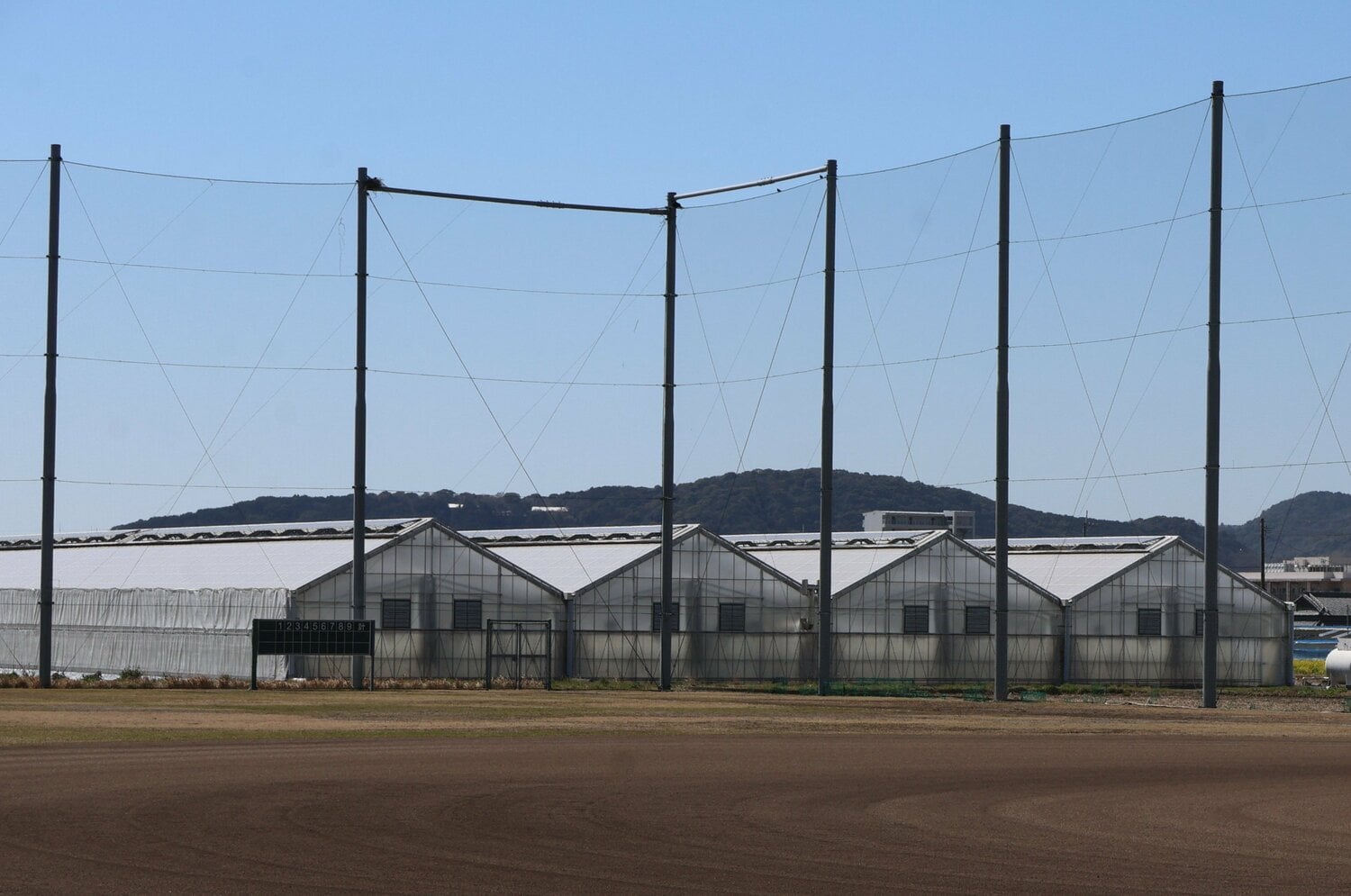 グラウンドの奥には農業高校らしいビニールハウスも　©Fumi Sawai