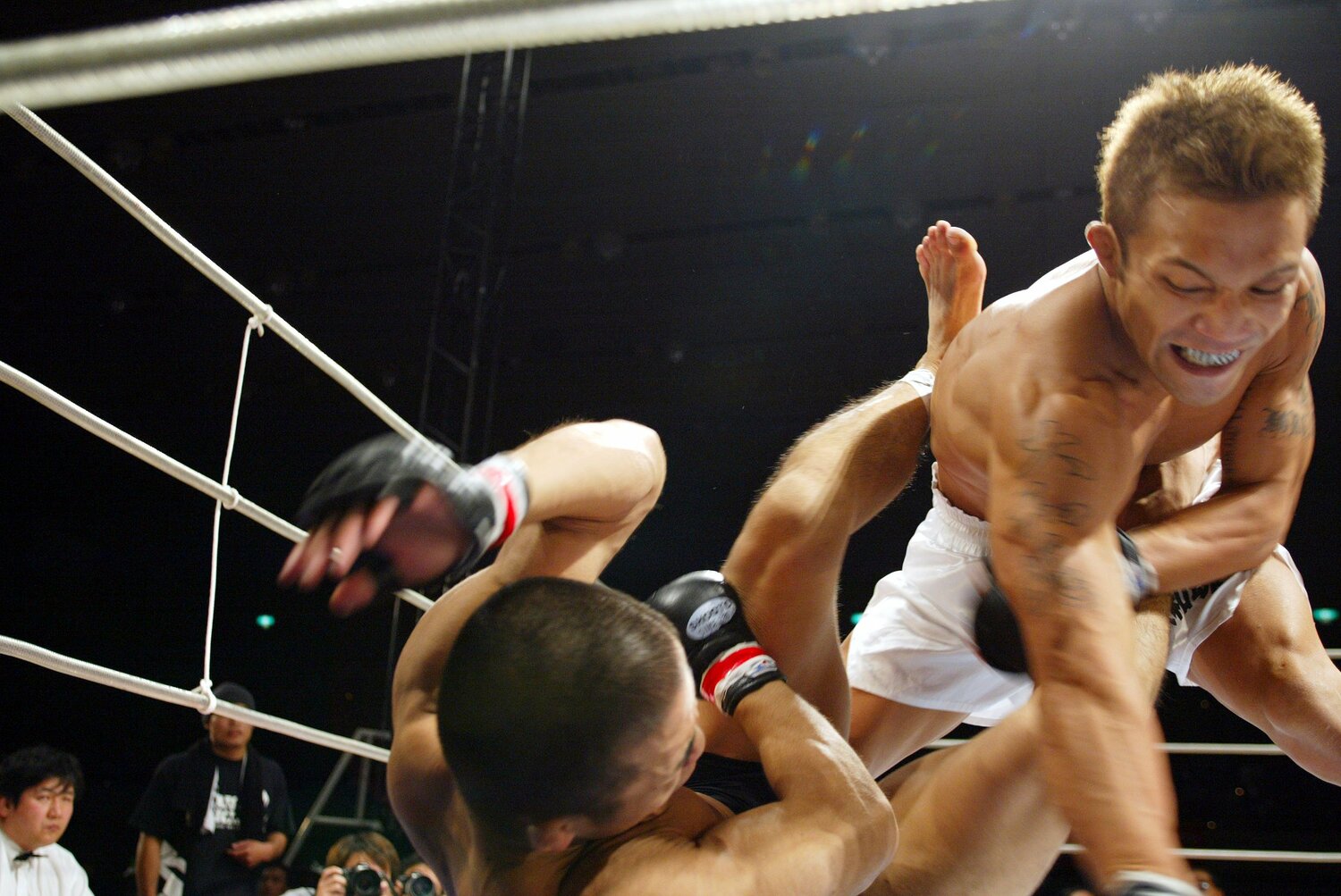 勝田哲夫に強烈なパウンドを打ち込む山本“KID”徳郁 ©Susumu Nagao