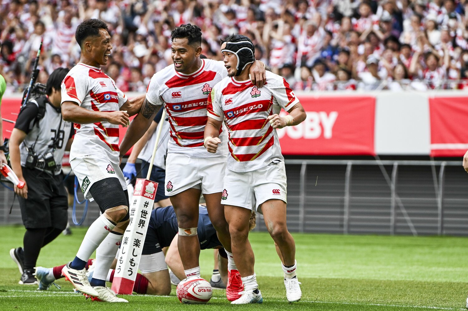イングランド戦でトライを奪ったWTB根塚洸雅（右）　©︎Asami Enomoto