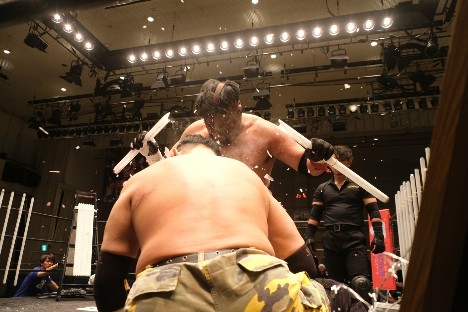 マンモス佐々木とのタイトル防衛戦、蛍光灯ごと頭突きを見舞うジャック(2枚目)