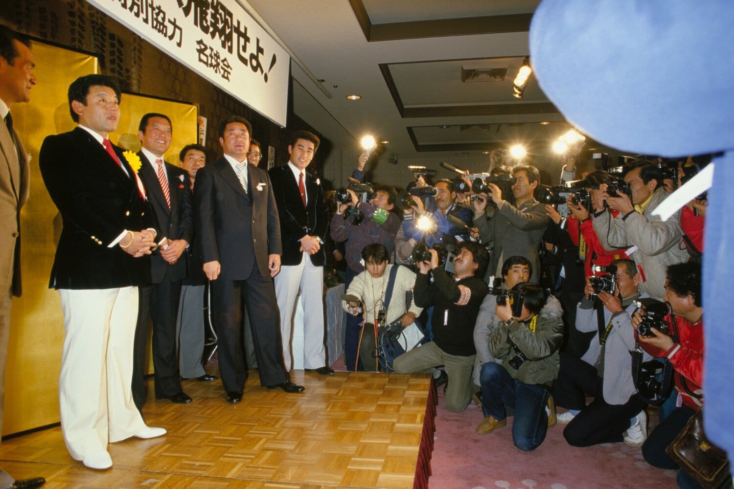 1985年「たった一人の引退式」（Number主催）で撮影。江夏豊の右隣が鈴木啓示 ©Number