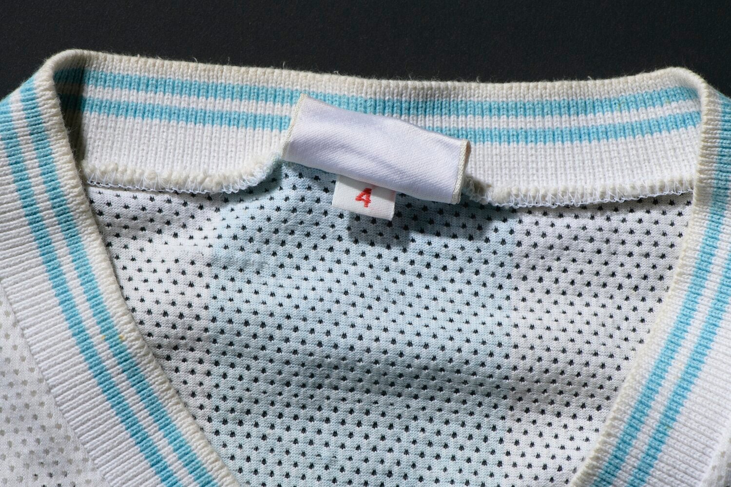 ニセ物を見分けるポイントはタグ。マラドーナが着たサイズは4