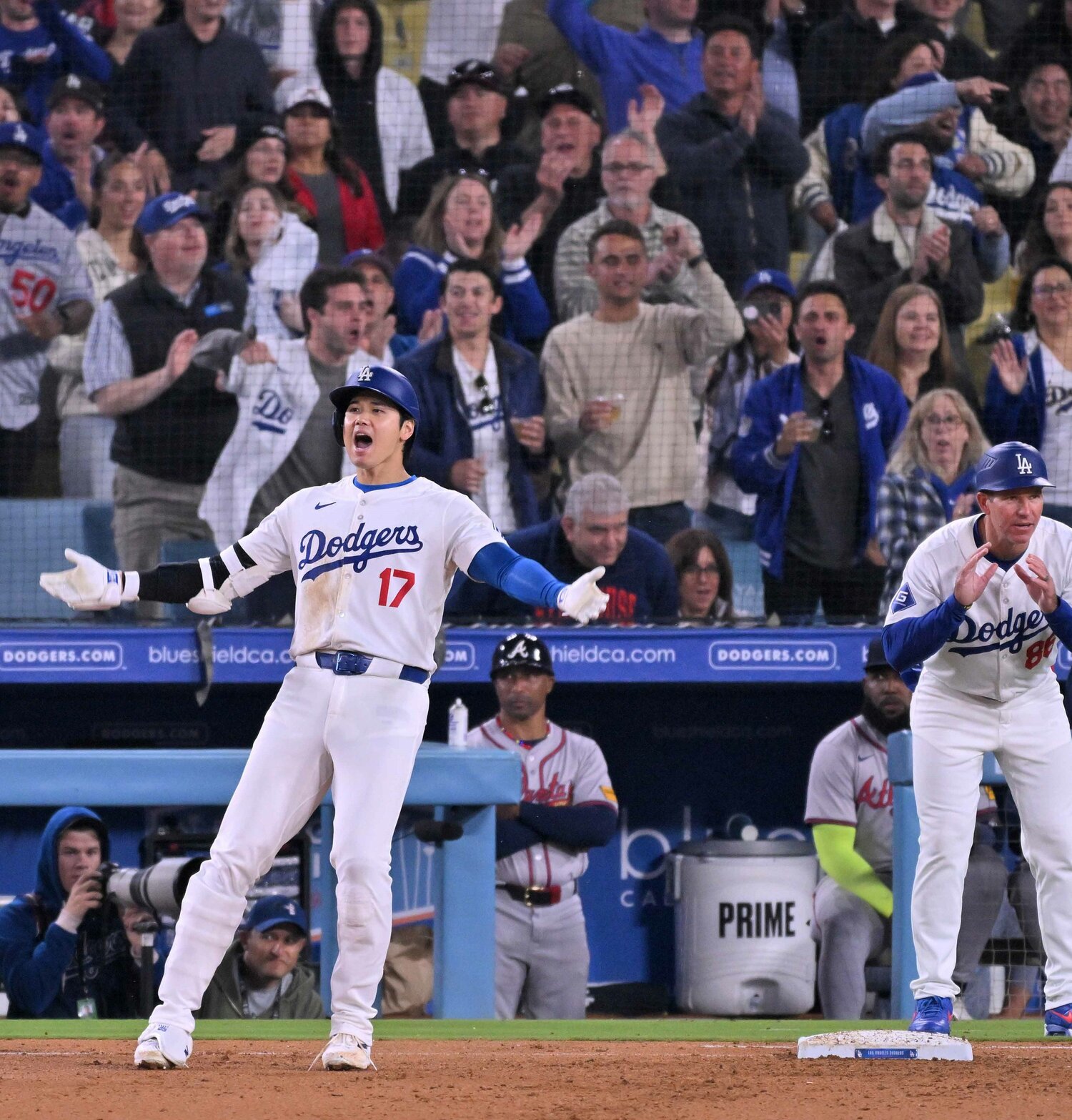 1戦目、勝利を手繰り寄せる同点タイムリーを放った大谷 ©JIJI PRESS
