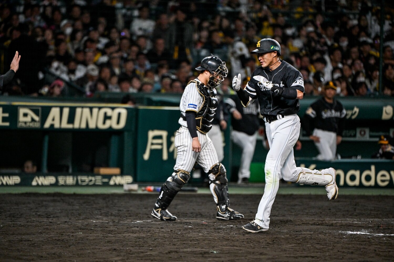 日本シリーズで阪神・石井大智から値千金の同点弾を放ったソフトバンク・柳田悠岐と、うなだれる坂本捕手 ©Nanae Suzuki