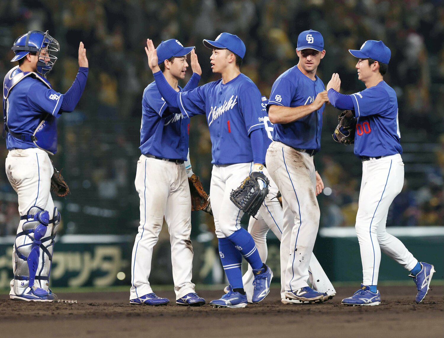 甲子園で阪神に勝ち喜ぶ中日ナイン ©JIJI PRESS
