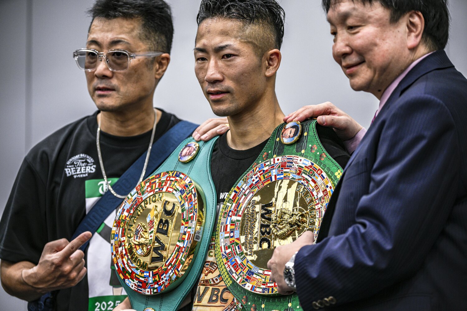父・真吾トレーナー、大橋秀行会長と勝利を報告する井上拓真 ©︎Takuya Sugiyama