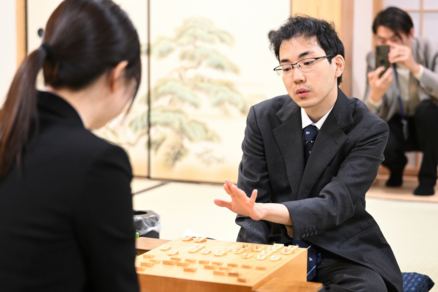 第5局の試験官を務めた柵木　©Keiji Ishikawa