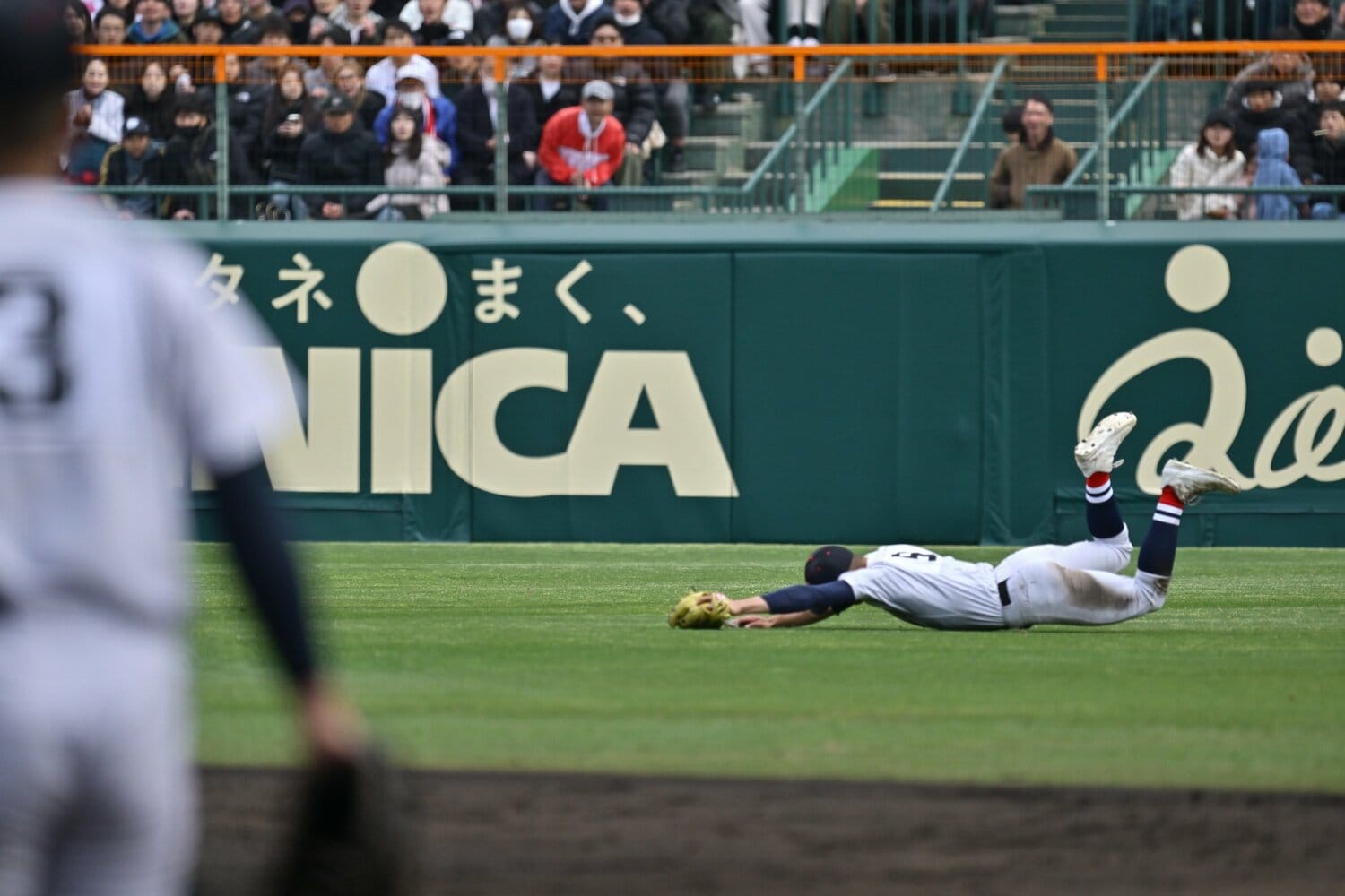 横浜のセンター阿部のスーパーキャッチ　©Hideki Sugiyama