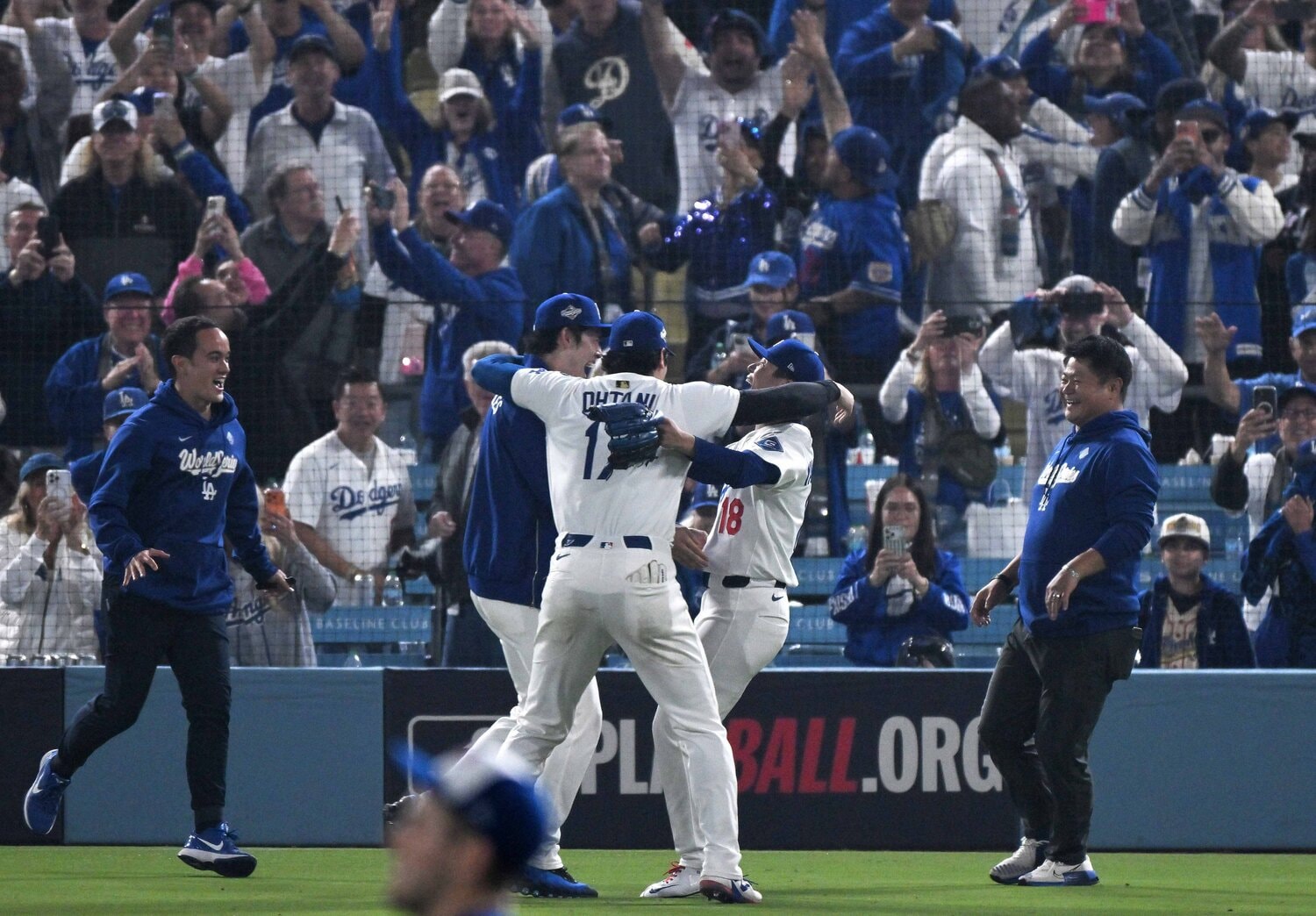 ワールドシリーズ第3戦、“延長19回”に向けてブルペンで準備をしていた山本を労う大谷と佐々木　©︎JIJI PRESS