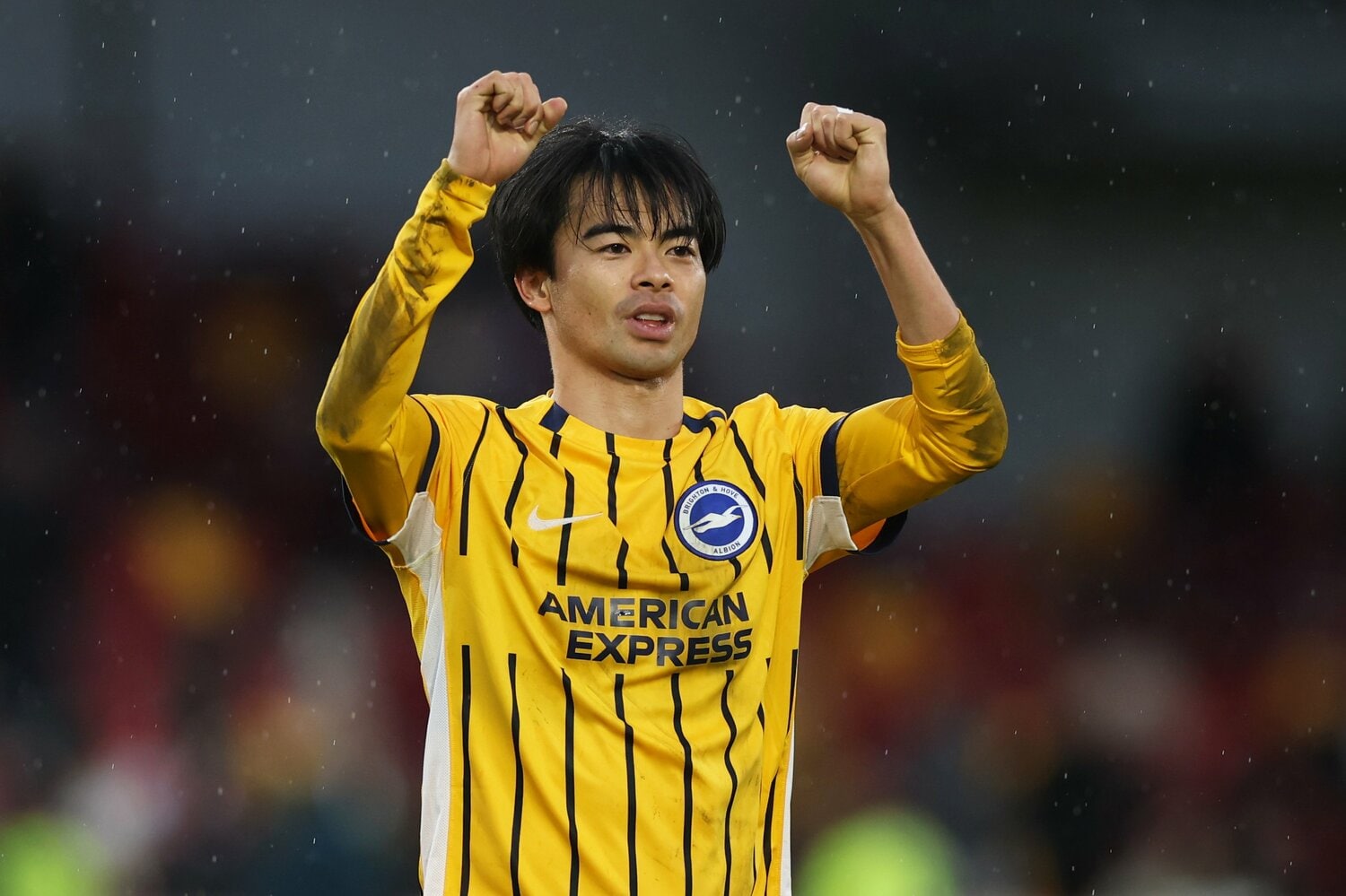 2月21日ブレントフォード戦。7試合ぶりに勝利し、試合後にガッツポーズを見せた三笘薫　©Getty Images