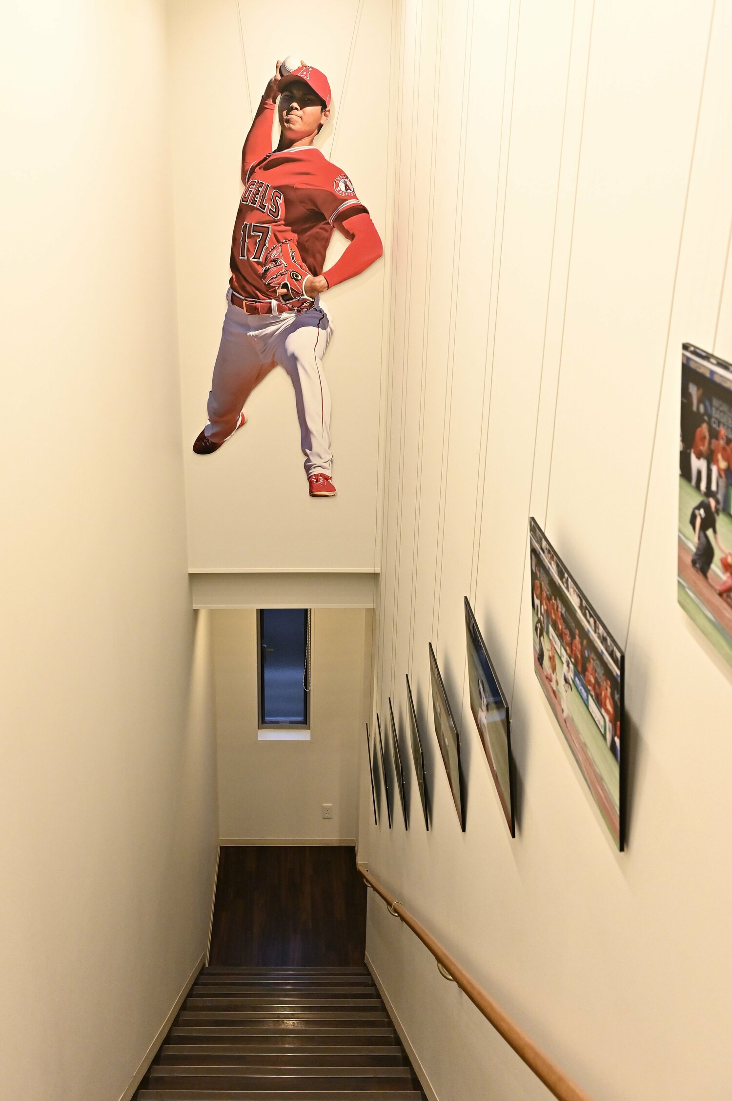 階段にまで大谷の装飾　©Takashi Shimizu