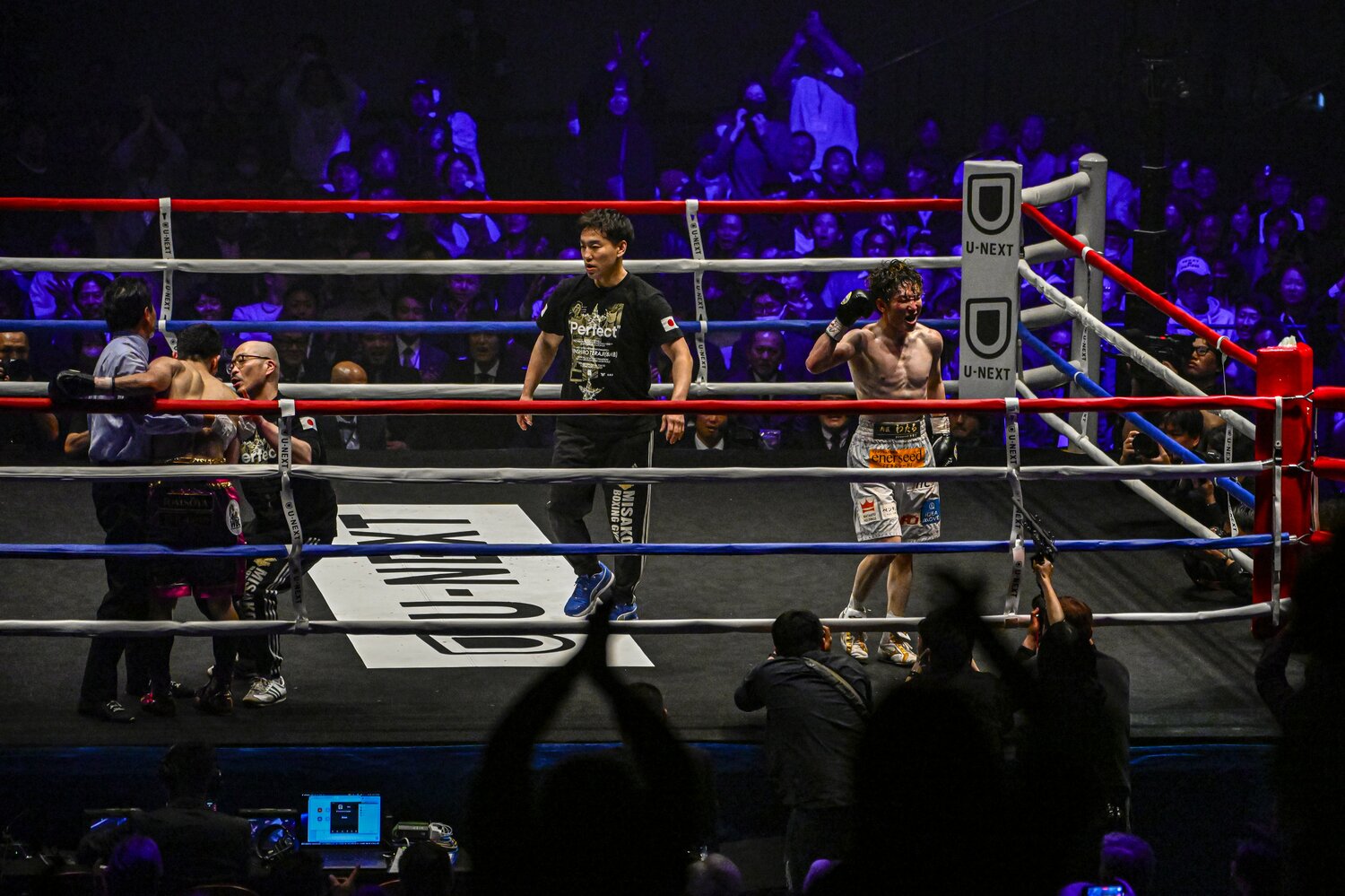 寺地陣営の横井龍一トレーナーが駆け寄って阿久井の体を支えた場面 ©Takuya Sugiyama