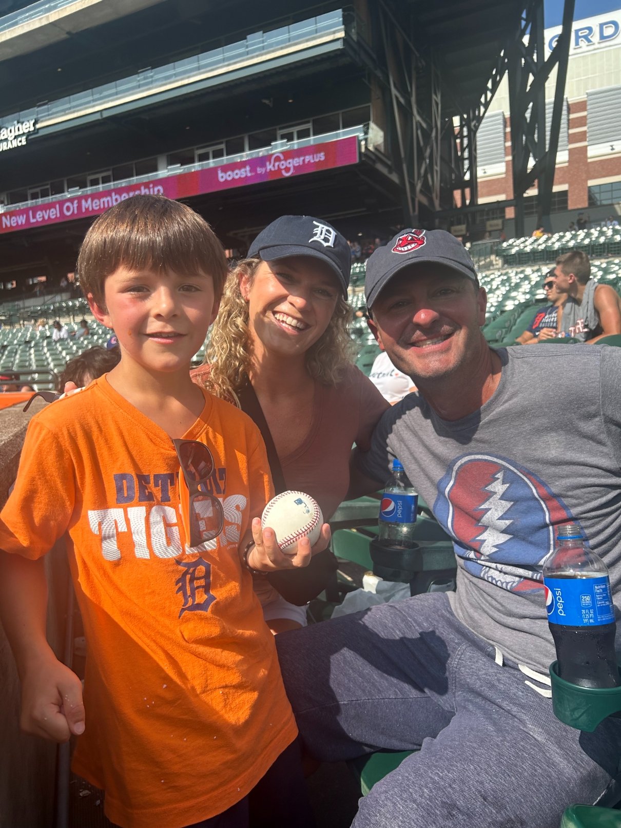 37号を捕球したタイガースファンのセバスチャン・ブルース君（8）　©Naoyuki Yanagihara