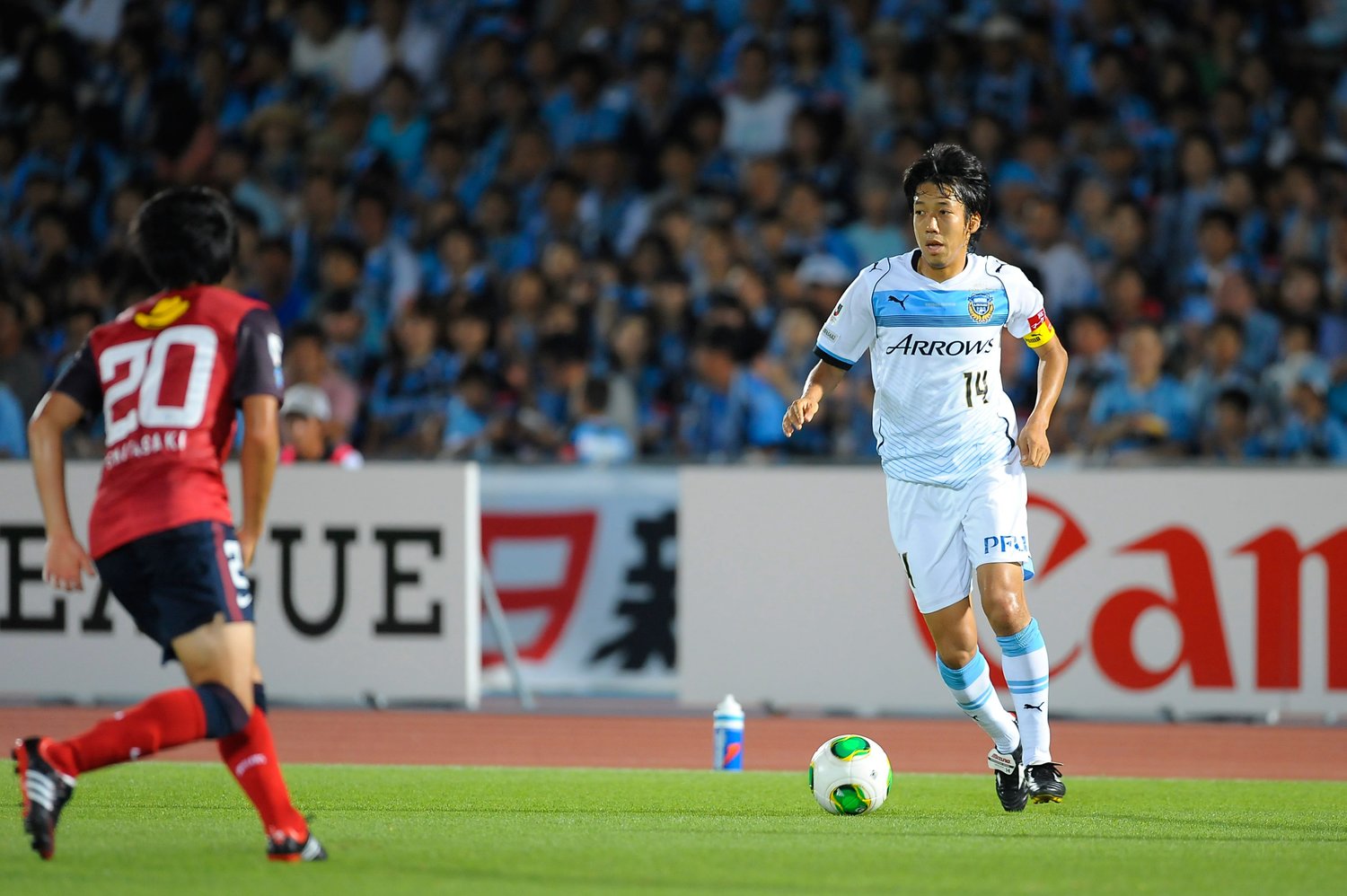 2013シーズン、柴崎岳(当時鹿島)とマッチアップする中村©Toshiya Kondo