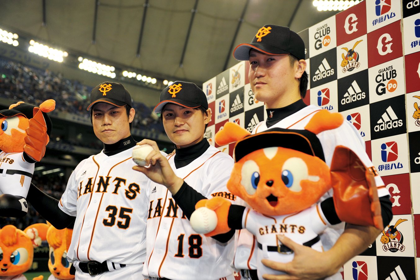 生え抜き組の山口鉄也（右）と西村健太朗（左）、杉内俊哉（中）ら補強組が融合した黄金期　Hideki Sugiyama