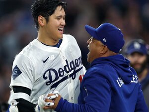 4月2日のブレーブス戦、サヨナラホームランを放った大谷翔平を祝福するロバーツ監督（52歳）