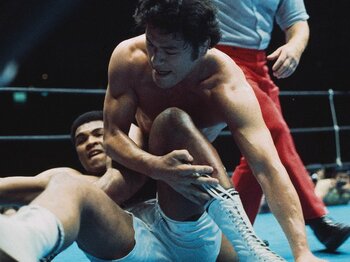 猪木vsアリから47年…プロレス最強幻想はいかにして崩壊したのか？ “セメント最強の男”の敗北に見る教訓「時計の針が止まったままだった」＜Number Web＞ photograph by Getty Images