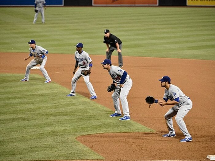 メジャーで守備シフト制限の議論。戦術に対処してこそ知恵比べでは。＜Number Web＞ photograph by Getty Images