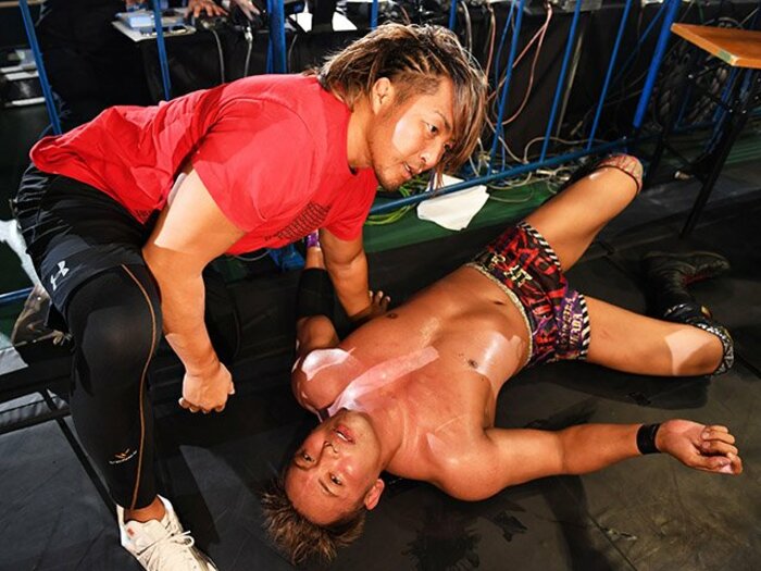 KOされたIWGP王者オカダ・カズチカ。“ペインメーカー”が与えた屈辱の痛み。＜Number Web＞ photograph by Essei Hara