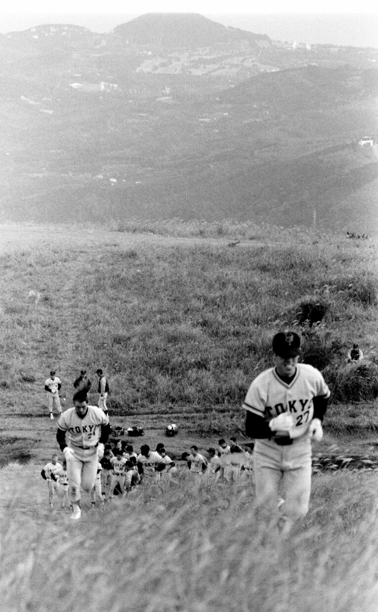 1979年11月、「地獄の伊東キャンプ」。荒野の登り坂を必死に駆け上がる　©Sankei Shimbun