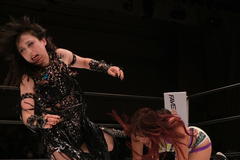 無料中継でも話題を集めた上谷沙弥vsAZM（9月27日）　©Norihiro Hashimoto