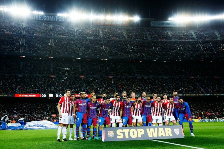 久保建英が“不可解判定”に怒った！ ラフプレーに抗議→イエローも…「バモス！クボ」とファンが信頼する理由〈撮影者の視点〉(57)