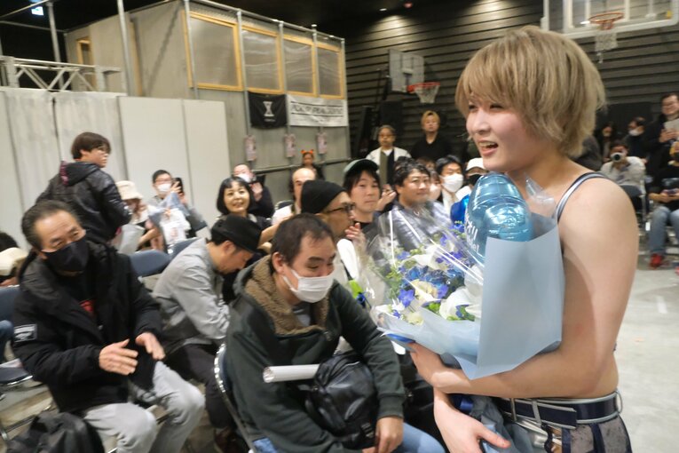 「他では見られない安納サオリだった」人気女子レスラー“3試合出ずっぱり”の凱旋興行に密着「体重が4kg減って…そりゃそうですよね」(59)