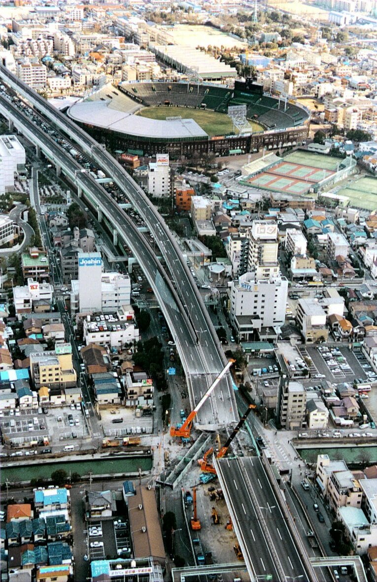 1995年阪神淡路大震災後の甲子園球場周辺。手前の高速道路が崩落している　©︎KYODO