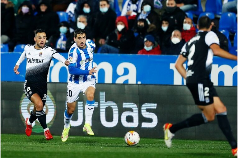 柴崎岳vs岡崎慎司が《ユニフォームを引っ張ってバチバチ》 撮影カメラマンが凍えそうな雨中で捉えた“熱いバトル”の瞬間(18)