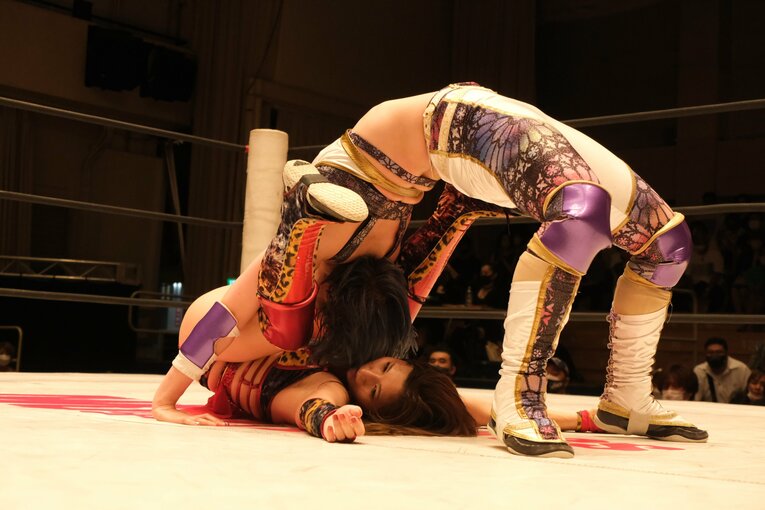 「闘うグラドル」もデビュー、アクトレスガールズの“華がスゴい”新人たちの裏で…エース・青野未来が泣いた理由「まったく追いつけていない」(54)