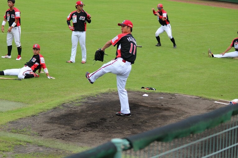 投球練習する藤川　©Kou Hiroo