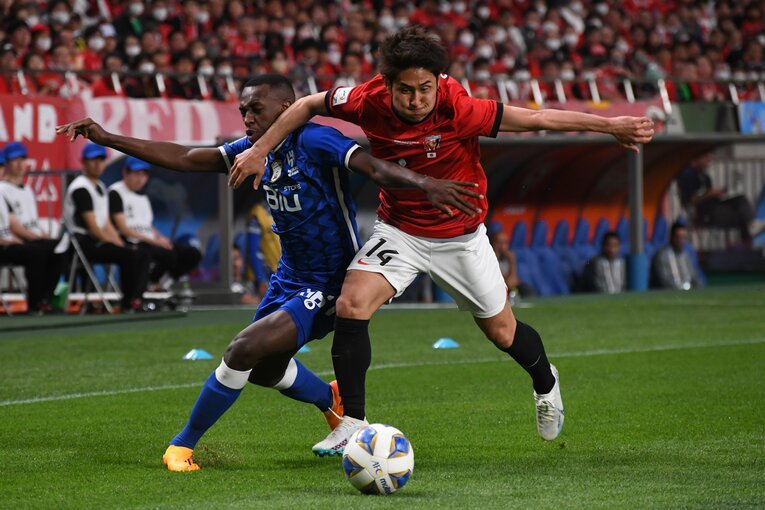 球際で激しくデュエルする関根貴大