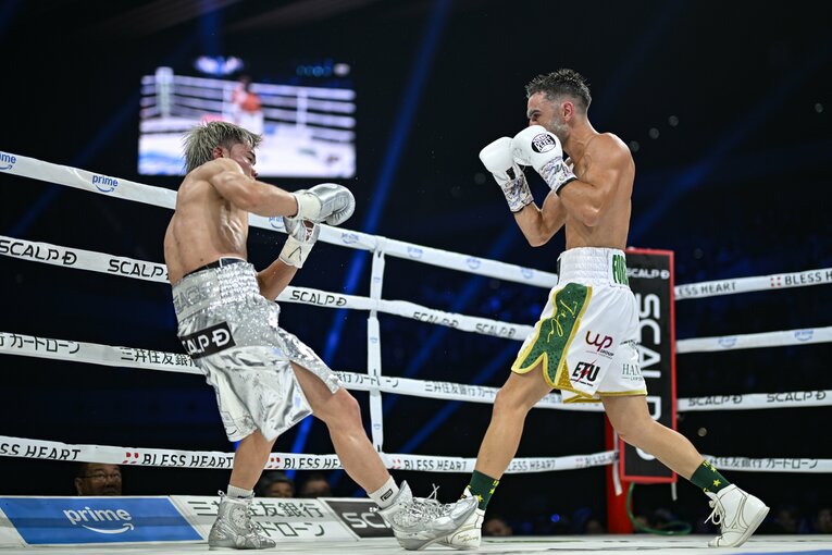 6ラウンド、モロニーのワンツーを浴びてよろめく那須川天心　©Hiroaki Yamaguchi