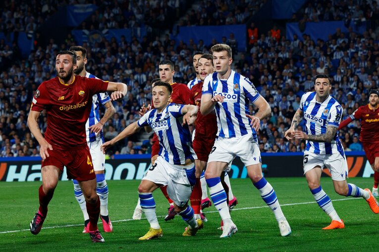 久保建英がELで味わった「先発落ち→敗退」での怒り・悲しみを撮った「タケ！と不調ソシエダサポが期待したが…」〈代表合流前にゴール〉(20)