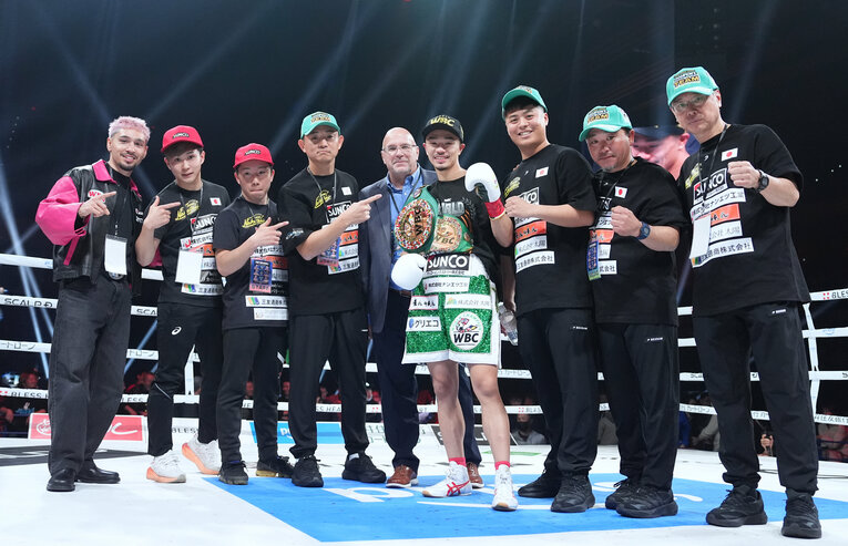 中谷潤人を支えるチームの集合写真　©Naoki Fukuda