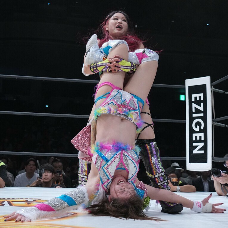 岩谷麻優をテキサスクローバーホールドに持っていくイヨ・スカイ　©Essei Hara