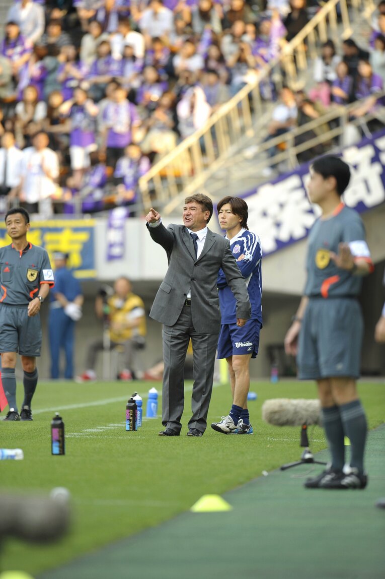 サンフレッチェ広島時代のペトロヴィッチ監督と杉浦通訳（2009年）©︎Toshiya Kondo
